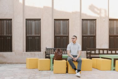 Old City 'de oturan genç Arap erkek yetişkin. Z Nesli