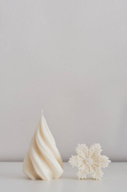 Noel süsleri için iki soya mumu. Noel ağacı ve kar tanesi şeklinde mumlar. 