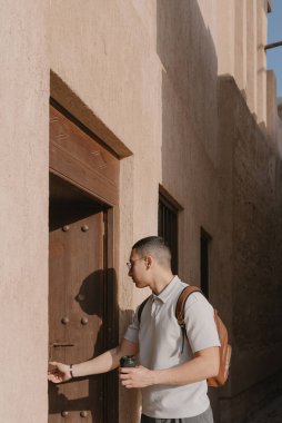 Genç bir erkek, eski şehri keşfediyor. Sırt çantalı bir Arap 'ın portresi seyahat sırasında elinde bir fincan sabah kahvesi tutuyordu. Solo gezgin