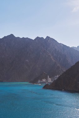 HATTA Barajı, BİRLİK ARAB EMIRATES - 12 Kasım 2023: Hatta Gölü ve Hajar Dağları 'na bakın. Dubai iç bölgeler exclave