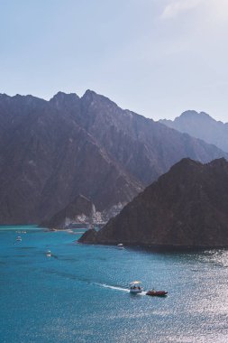 HATTA Barajı, BİRLİK ARAB EMIRATES - 12 Kasım 2023: Hatta Gölü üzerindeki su sporları faaliyetleri Hajar Dağları manzaralı