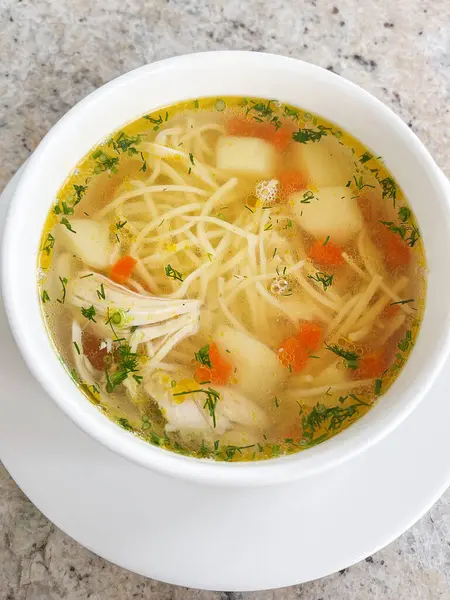 Beyaz Kasede sebzeli Ev Yapımı Tavuk Erişte Çorbası