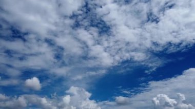 Yazın gökyüzü ve bulutları hızlandırır