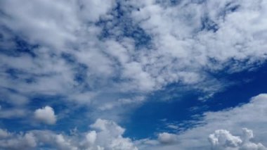 Yazın gökyüzü ve bulutları hızlandırır