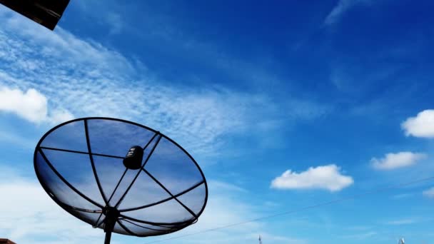 Μια Κοντινή Θέα Του Δορυφόρου Ενάντια Στον Γαλάζιο Ουρανό Χρονικό — Αρχείο Βίντεο