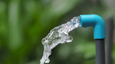 İnsanlar için temiz su yönetimi kavramı. Evler ve yoksullar için boru hatlarından akan temiz su