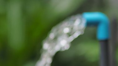 İnsanlar için temiz su yönetimi kavramı. Evler ve yoksullar için boru hatlarından akan temiz su