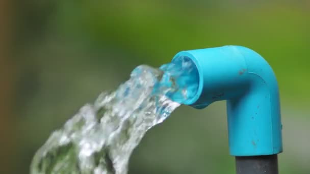 Koncepce Hospodaření Čistou Vodou Pro Lidi Čistá Voda Tekoucí Potrubí — Stock video