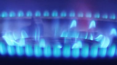 Avrupa 'da enerji krizi ve doğalgaz. Evlerde kullanılan ve evi ısıtan doğal gazın yol açtığı mavi ışık..