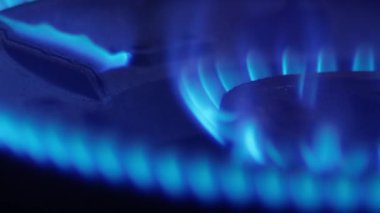 Avrupa 'da enerji krizi ve doğalgaz. Evlerde kullanılan ve evi ısıtan doğal gazın yol açtığı mavi ışık..