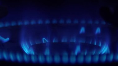 Avrupa 'da enerji krizi ve doğalgaz. Evlerde kullanılan ve evi ısıtan doğal gazın yol açtığı mavi ışık..