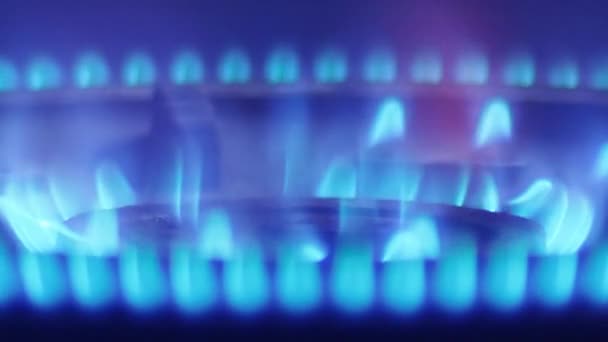 エネルギー危機とヨーロッパの天然ガス 家庭で使用される天然ガスによって引き起こされる青の光と家を暖める — ストック動画