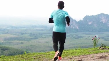 Tayland 'ın güzel manzaralı dağlarında koşan Surat Thani.