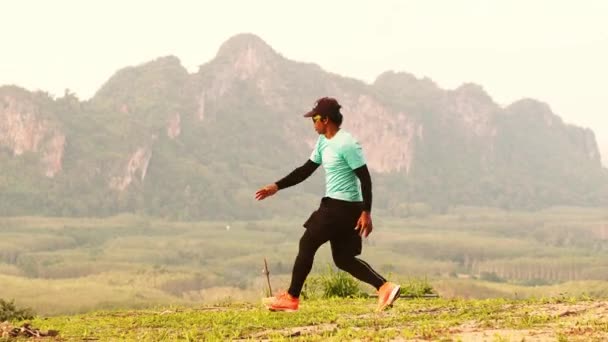 Άνθρωπος Τζόκινγκ Στα Βουνά Όμορφη Θέα Στην Ταϊλάνδη Surat Thani — Αρχείο Βίντεο