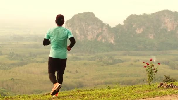 Άνθρωπος Τζόκινγκ Στα Βουνά Όμορφη Θέα Στην Ταϊλάνδη Surat Thani — Αρχείο Βίντεο