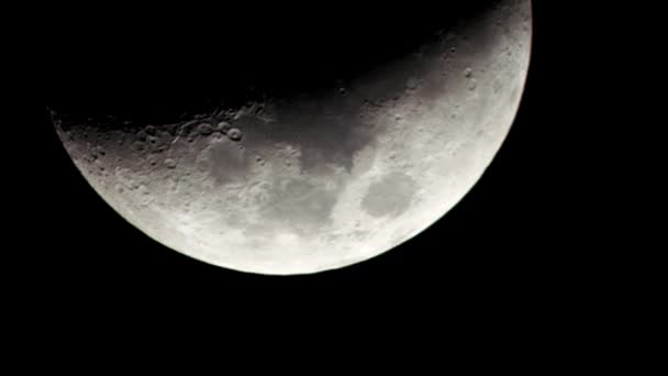 在阴沉沉的夜晚 云彩从月亮旁边经过 拍些恐怖片 — 图库视频影像