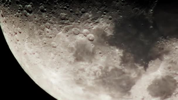 暗い曇りの夜の月 ホラー映画のための月の幽霊が通過雲 — ストック動画