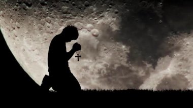 Arka planda bir adam büyük bir ay için dua ediyor. Umutsuz yalnızlık kavramı