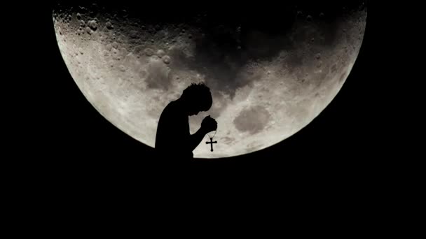 Člověk Modlí Proti Velkému Měsíci Pozadí Beznadějný Koncept Osamělosti — Stock video