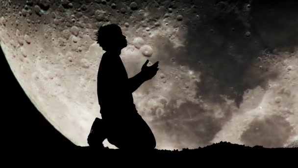 Arka Planda Bir Adam Büyük Bir Için Dua Ediyor Umutsuz — Stok video