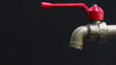 Temiz su kıtlığı kavramı. Musluktan su akmaz.