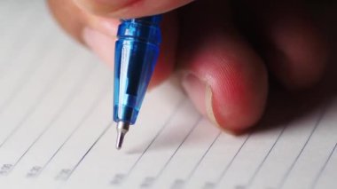 Kağıda yazan kalem. Seni seviyorum.