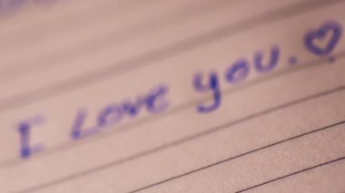 Kağıda yazdığın metni seviyorum. 