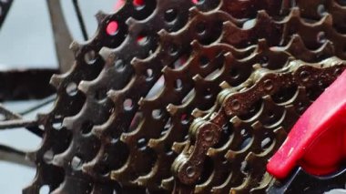 Kirli bisiklet zincirleri ve kazıklar