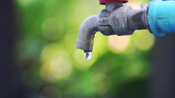 Концепция Водного Кризиса Нехватки Воды Крупный План Крана Течения Воды — стоковое видео