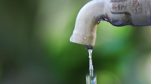 Konzept Der Wasserkrise Und Wasserknappheit Nahaufnahme Eines Wasserhahns Ohne Fließendes — Stockvideo