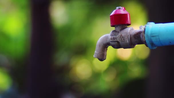 Konzept Der Wasserkrise Und Wasserknappheit Nahaufnahme Eines Wasserhahns Ohne Fließendes — Stockvideo