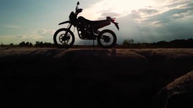 Akşamları dağda motokros bisikleti, hobiler ve özgürlük fikirleri