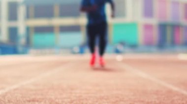 Stadyumda koşan bir adam. eğitim ve egzersiz konsepti