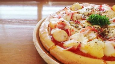 Masanın üzerinde nefis bir Hawai pizzası atıştırmalığı var. şişman gıda konsepti  