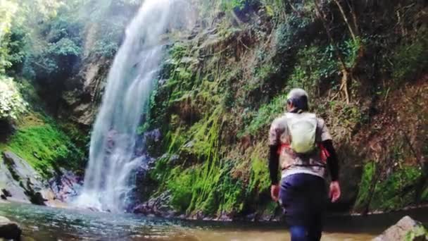 観光客は肥沃な森の滝で休んでいます バンナサン地区スラットタイ州 — ストック動画