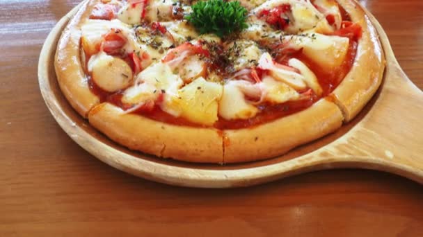 Close Delicioso Lanche Pizza Havaiana Mesa Conceito Alimentos Gordos — Vídeo de Stock