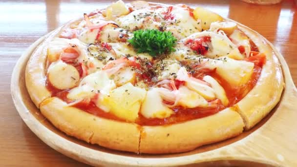 Primer Plano Delicioso Bocadillo Pizza Hawaiana Mesa Concepto Alimentos Grasos — Vídeo de stock