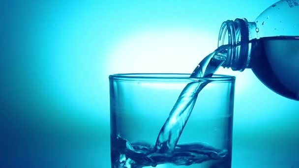 把饮用水倒入杯子里 健康饮水概念 — 图库视频影像