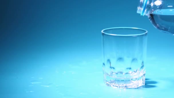 Nalít Pitnou Vodu Sklenice Koncepce Zdravé Pitné Vody — Stock video