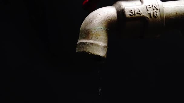 Konzepte Der Wasserkrise Und Wasserknappheit Nahaufnahme Eines Wasserhahns Ohne Fließendes — Stockvideo
