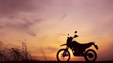 Akşamları dağda motokros bisikleti, hobiler ve özgürlük fikirleri