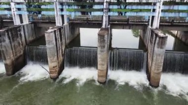 bir barajdan akan suyun havadan görünüşü