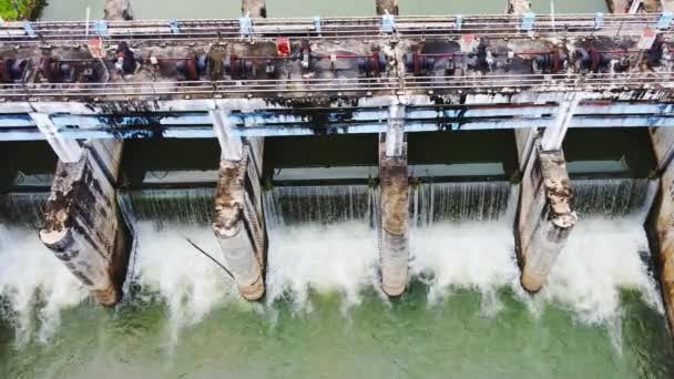 Luftaufnahme Des Wassers Das Von Einem Damm Fließt — Stockvideo