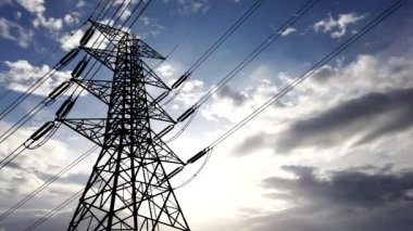 Aktif enerji ve teknoloji arka planı için yüksek voltaj iletim kuleleri olan zaman bulutları ve güzel gökyüzü