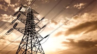 Aktif enerji ve teknoloji arka planı için yüksek voltaj iletim kuleleri olan zaman bulutları ve güzel gökyüzü