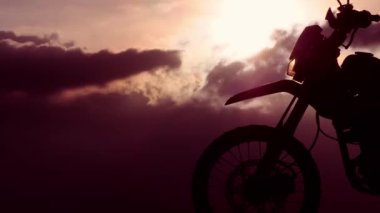 Akşamları dağda motokros bisikleti, hobiler ve özgürlük fikirleri