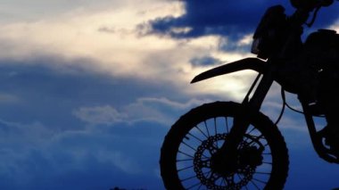 Akşamları dağda motokros bisikleti, hobiler ve özgürlük fikirleri