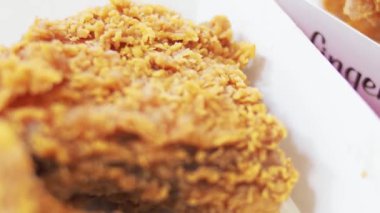 Abur cubur konsepti. Yüksek yağlı kızarmış tavuk. Lezzetli ama sağlığa zararlı.