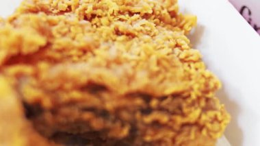 Abur cubur konsepti. Yüksek yağlı kızarmış tavuk. Lezzetli ama sağlığa zararlı.