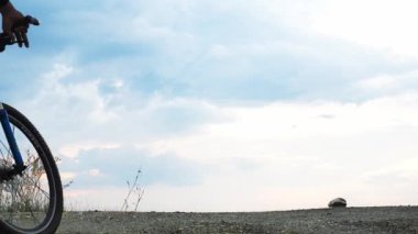 Akşamları bisiklet süren bir adam. motor egzersizi konsepti